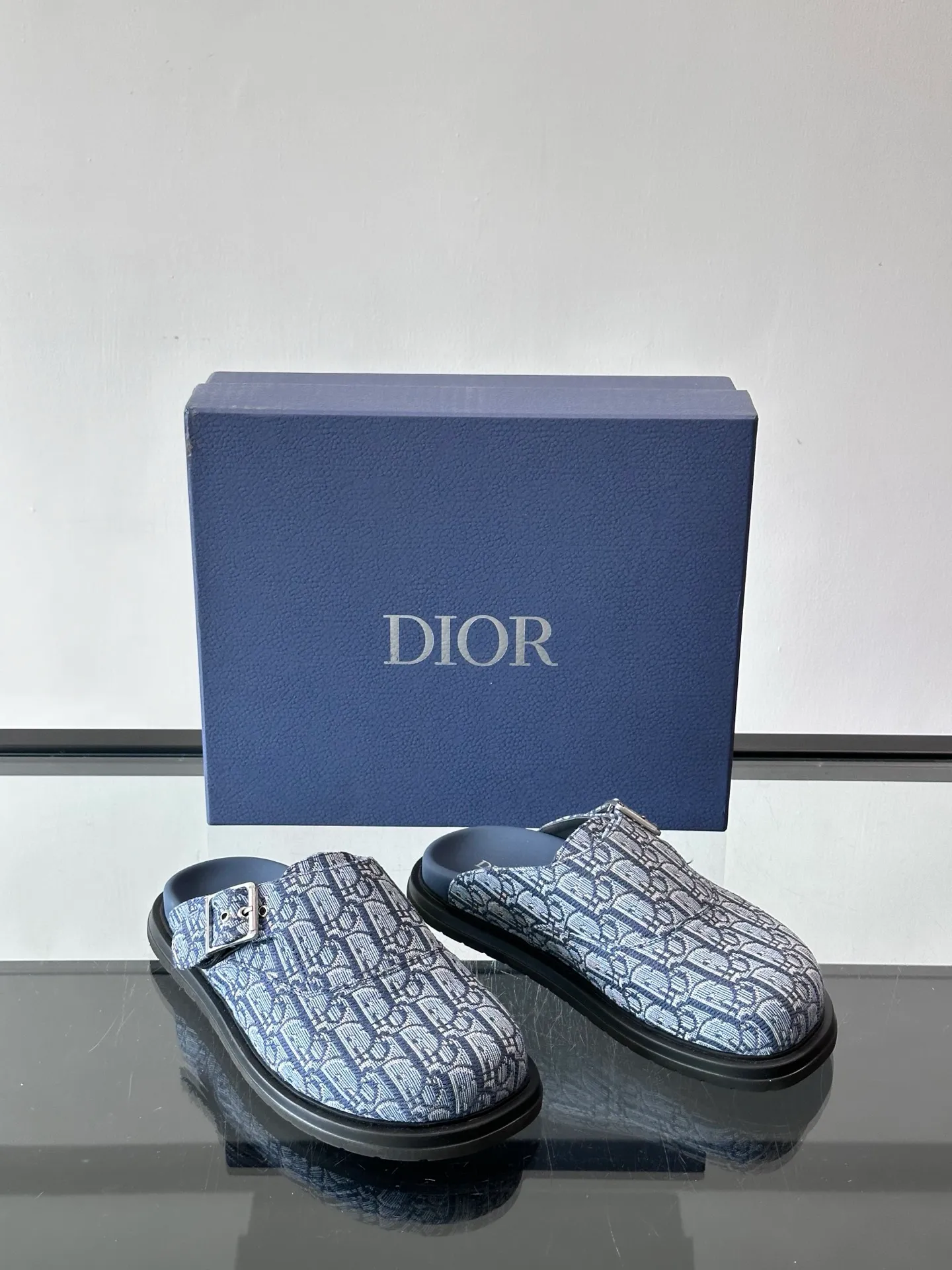 p340 "Dio＊" Brand new mules are available. I think cap-toe mules are really cool for boys. They are Dior's most classic oblique print and are fashionable and comfortable. These Dior Aqua mules combine modern style and classic design. Beige and black Oblique printed fabric upper with adjustable straps and a metal-clad copper alloy Dior buckle for added style. Paired with black leather, rubber and EVA notch soles, they can be easily paired with a variety of casual outfits. size: 38-45 (45 customized)